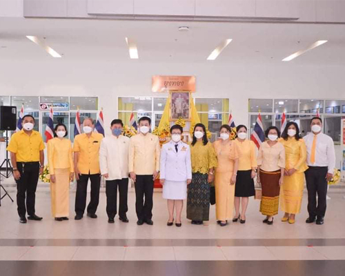 พิธีวางพวงมาลาถวายราชสักการะเบื้องหน้าพระบรมฉายาลักษณ์ พระบาทสมเด็จพระบรมชนกาธิเบศร มหาภูมิพลอดุลยเดชมหาราช บรมนาถบพิตร เนื่องในวันคล้ายวันสวรรคต วันที่ 13 ตุลาคม 25