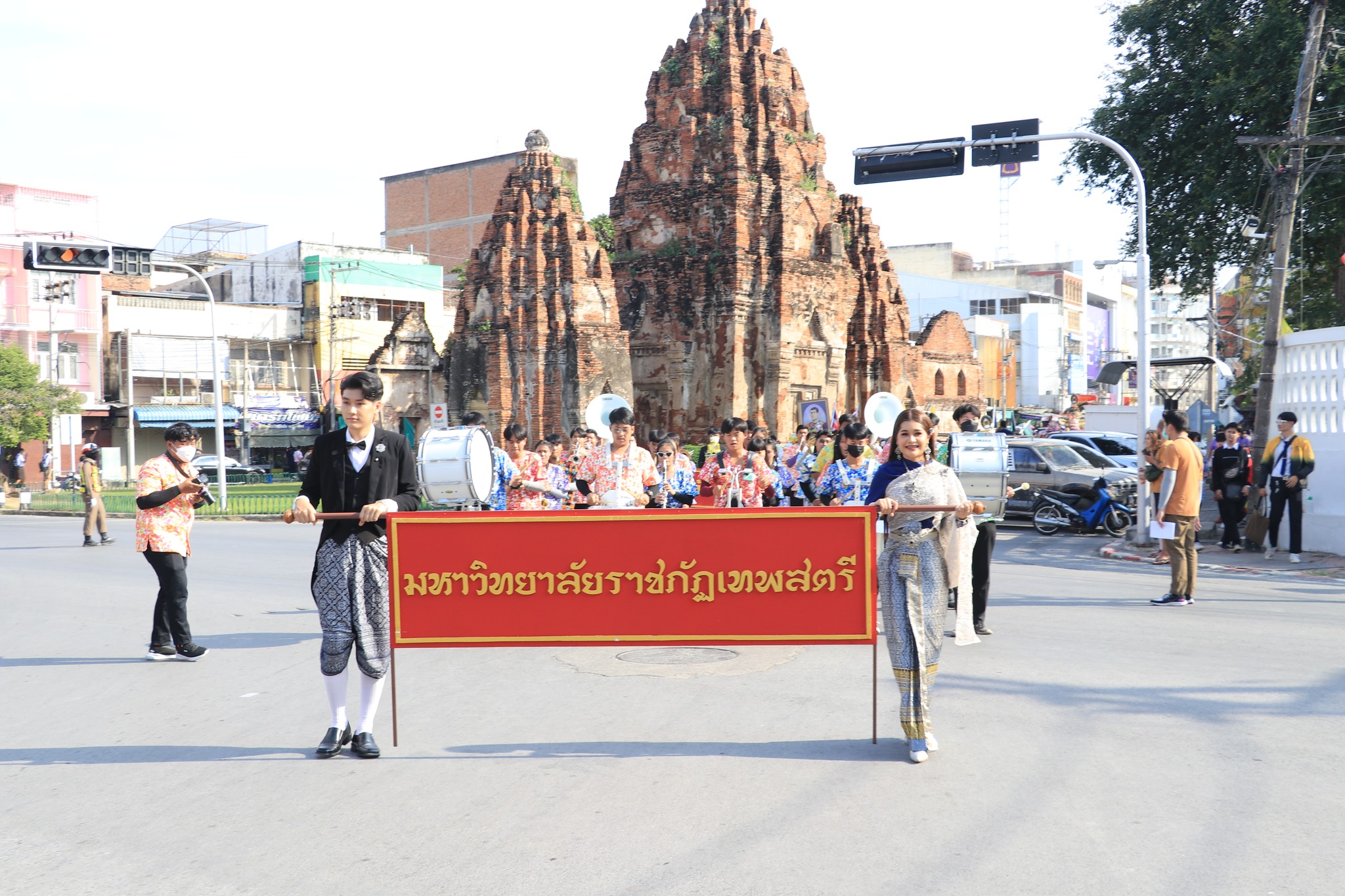 เข้าร่วมงานประกวดขบวนแห่งานประเพณีลอยกระทงย้อนยุค ประจำปี 2565 ร่วมกับหน่วยงานภาครัฐและเอกชนในเขตเทศบาลเมืองลพบุรี