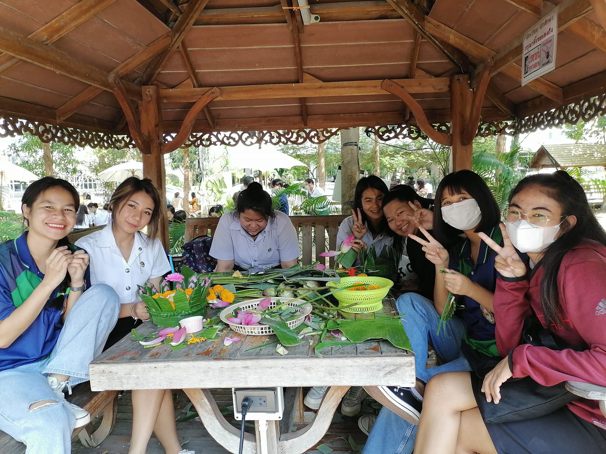จัดกิจกรรมทำกระทงจากวัสดุธรรมชาติให้กับ คณาจารย์ บุคลากร นักเรียน นักศึกษา