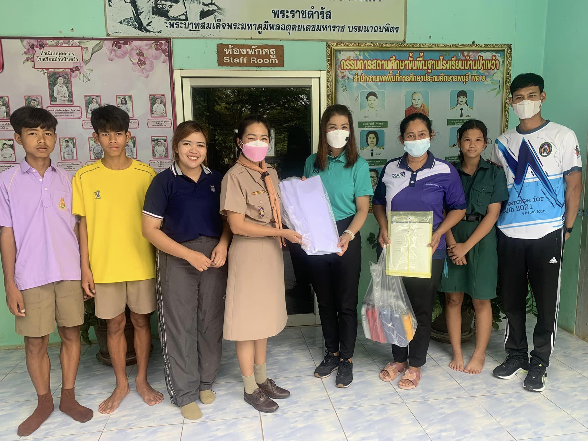 นำอุปกรณ์ไปมอบให้กับโรงเรียนผู้เข้าร่วมโครงการจัดกิจกรรมวัฒนธรรมไทย