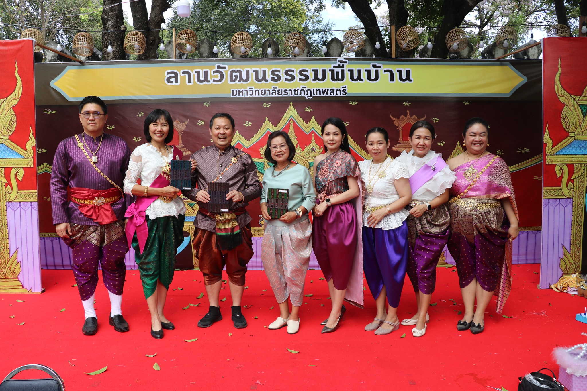 ลานวัฒนธรรมพื้นบ้าน มหาวิทยาลัยราชภัฏเทพสตรี (ช่วงแรก) สำนักวิทยาบริการเทคโนโลยีสารสนเทศ (ห้องสมุด)