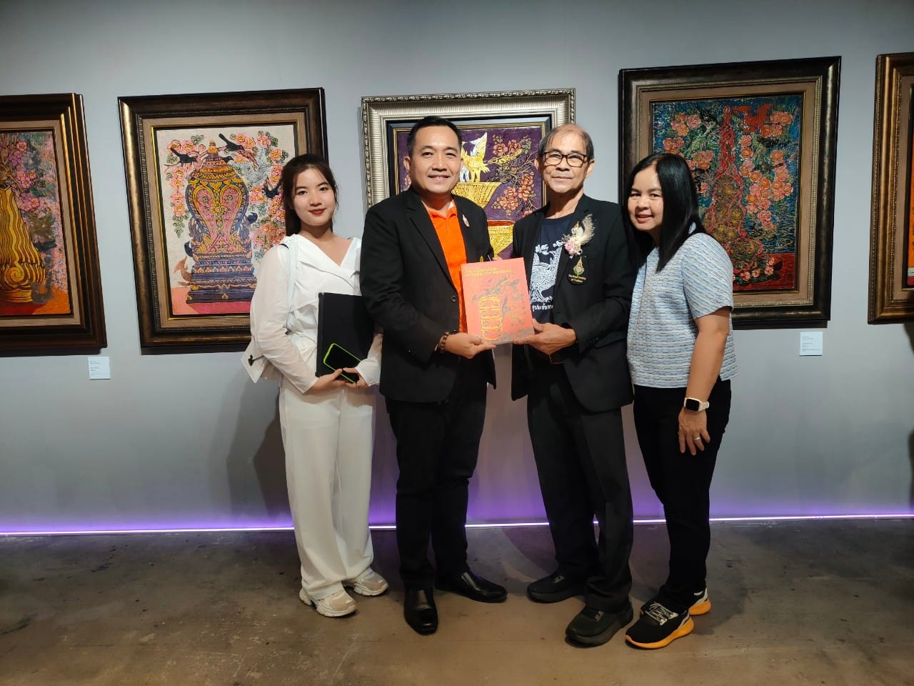 มหาวิทยาลัยราชภัฏเทพสตรี ร่วมพิธีเปิดในนิทรรศการ จิตรกรรมรักสีร่วมสมัย..ชุดอุปมาช่อกาฝาก..