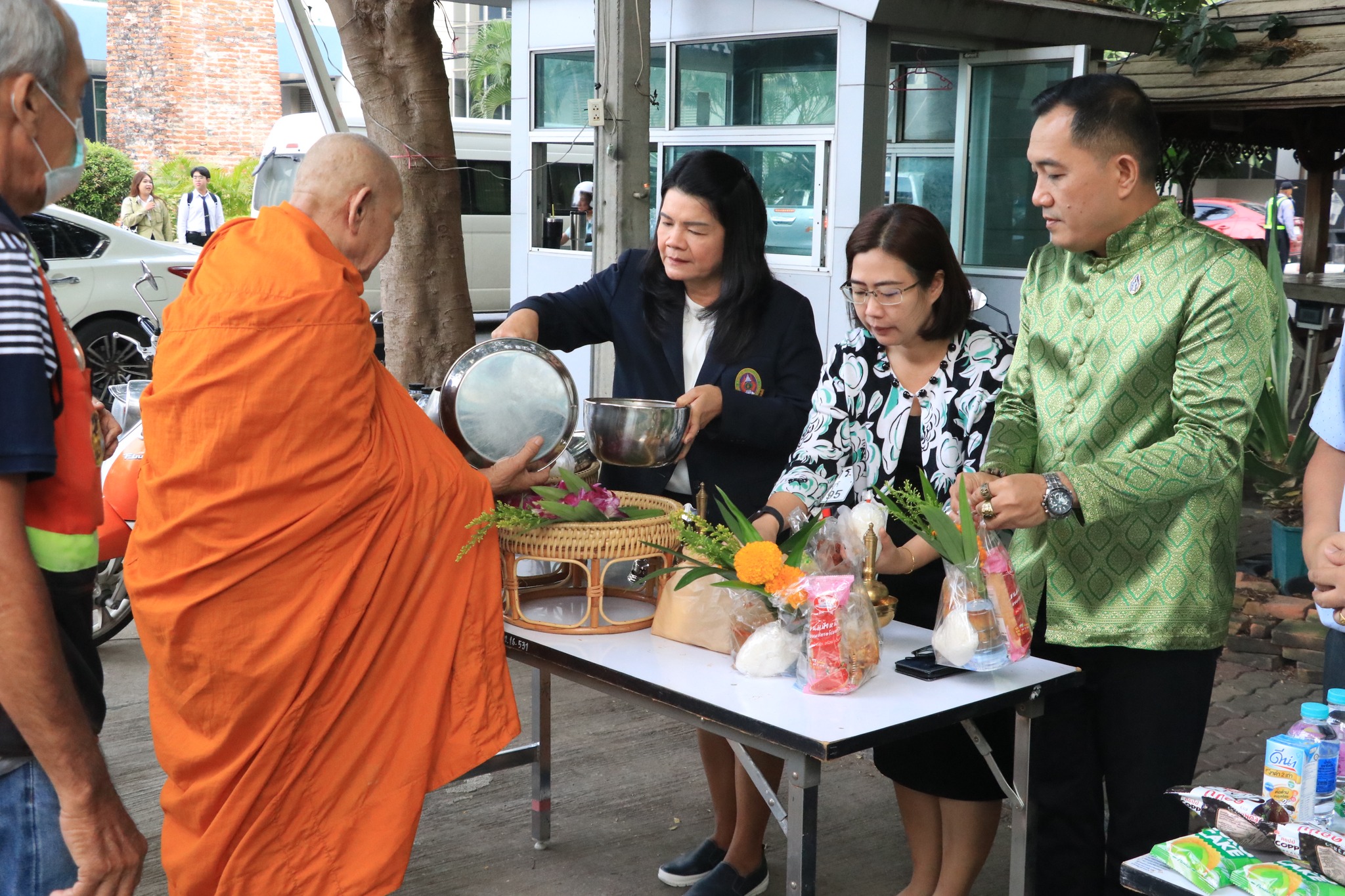 กิจกรรมตักบาตรประจำสัปดาห์ (ทุกวันพุธ)