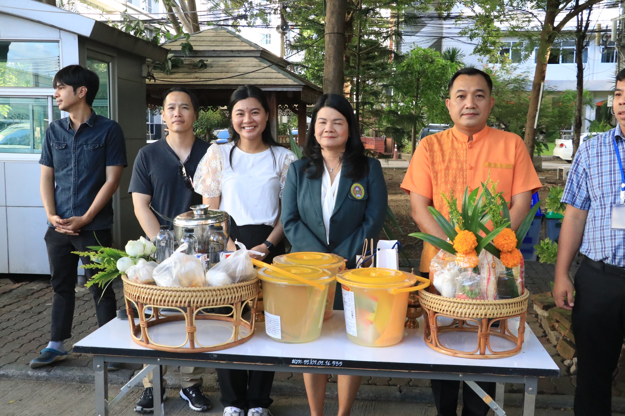 กิจกรรมตักบาตรประจำสัปดาห์ วันพุธที่ 15 พฤศจิกายน 2566