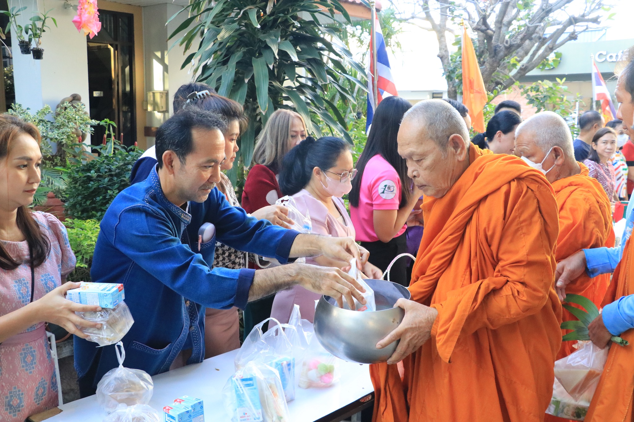 กิจกรรมตักบาตรประจำสัปดาห์ วันอังคารที่ 19 ธันวาคม 2566