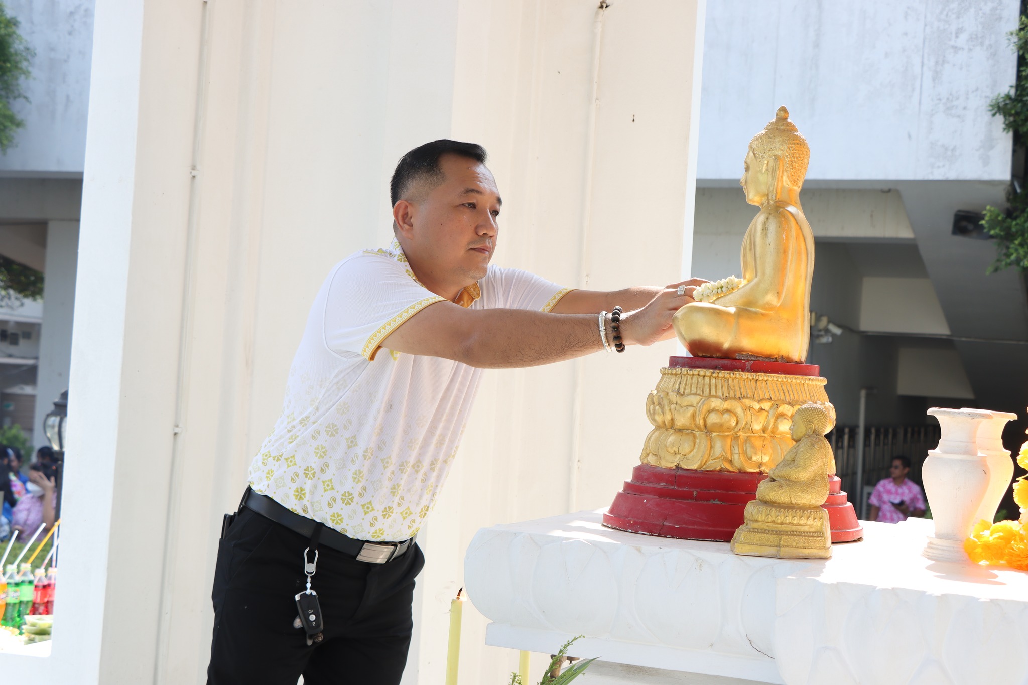 "ทำบุญกลางบ้าน สืบสานประเพณีสงกรานต์"