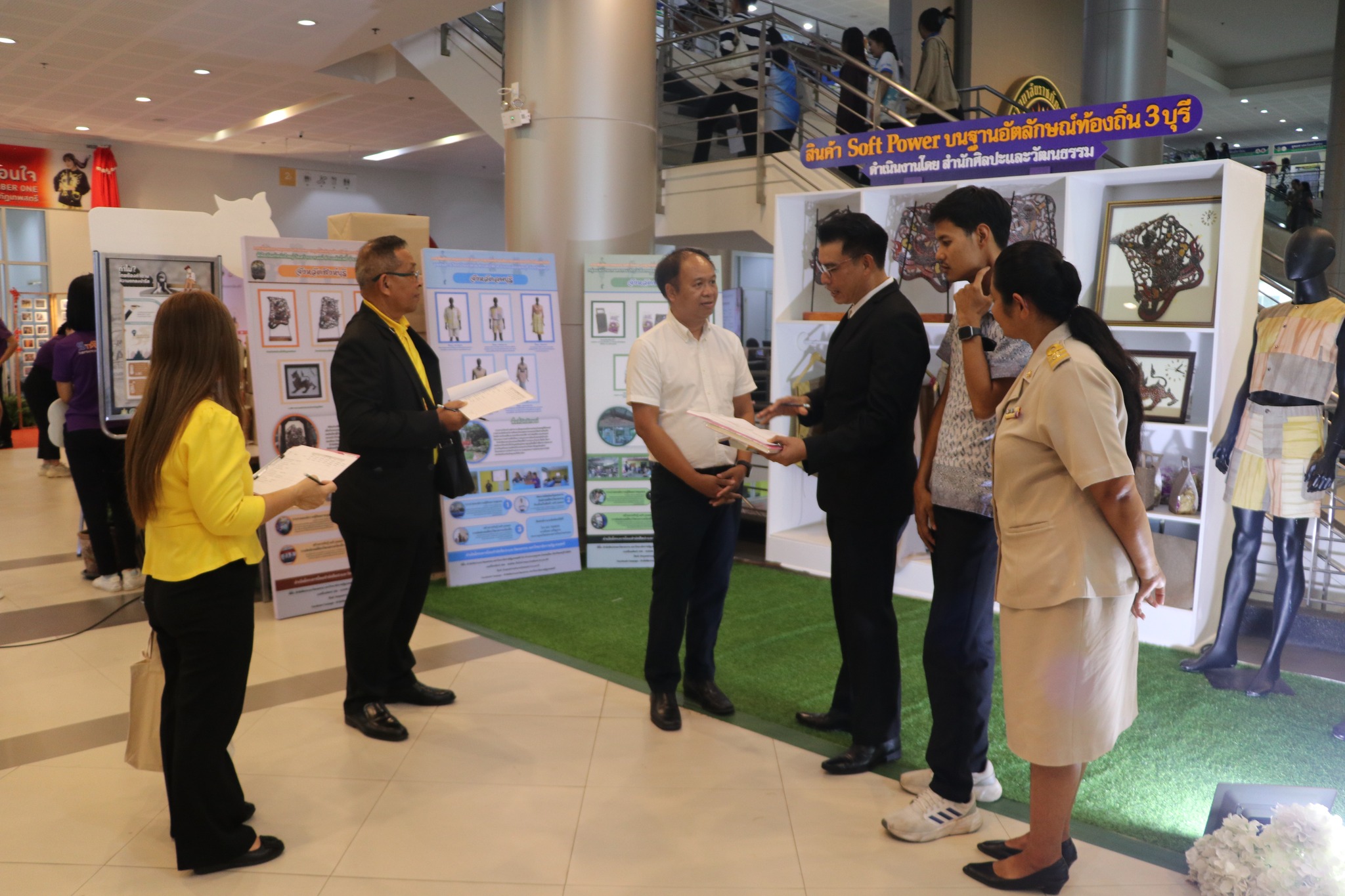 ร่วมจัดนิทรรศการ TRU Open House ในงานมหกรรมเทพสตรี 104 ปี