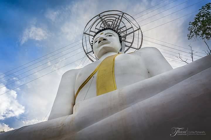 แนวคิดหลักและคำอธิบายสำหรับการวาดผ้าพระบฏ   ในหัวข้อ "พระรัตนตรัยกับวัดสิริจันทรนิมิตรวรวิหาร (วัดเขาพระงาม)"  ในงานทำบุญเมืองลพบุรี ประจำปี 2568