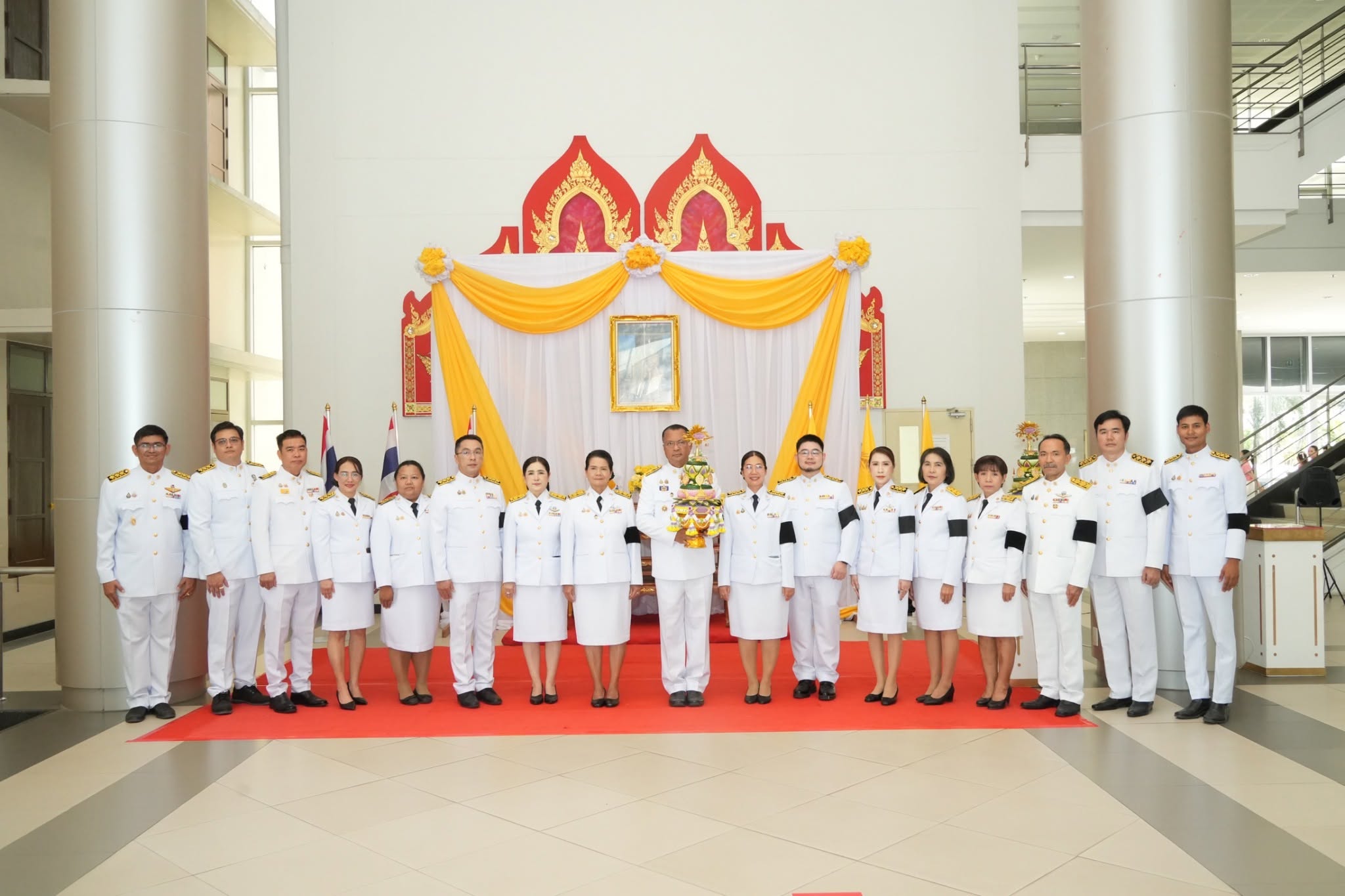 พิธีส่งมอบพุ่มดอกบัวประดิษฐ์พระราชทานแก่ผู้ว่าราชการจังหวัด เพื่ออัญเชิญไปถวายสักการะ “พระศรีมหาโพธิทศมราชบพิตร”