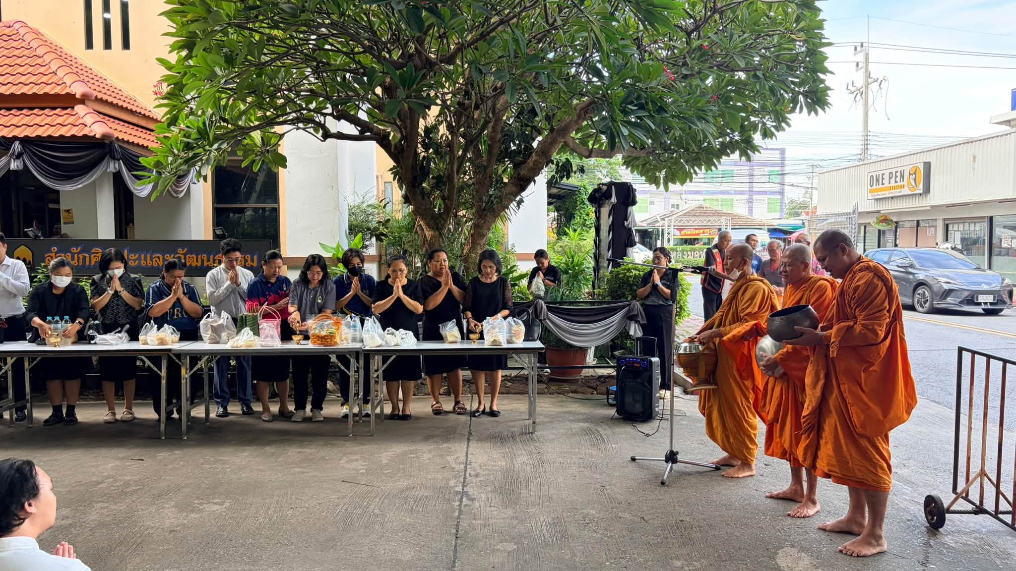 ตักบาตรประจำสัปดาห์ ตักบาตรวันพุธ